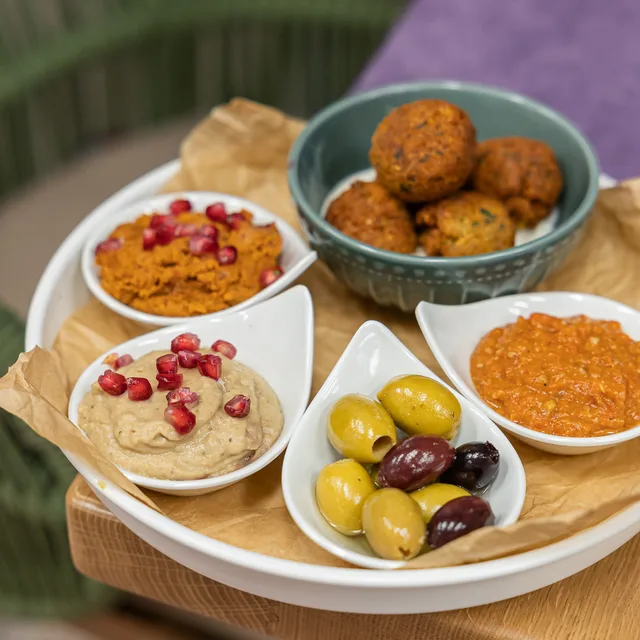 Vege mezze z chlebkiem naan